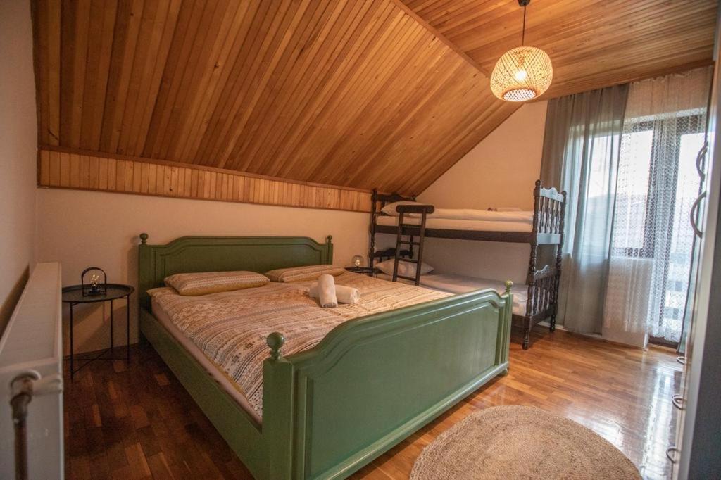Holiday House On The Riverside Огулин Екстериор снимка